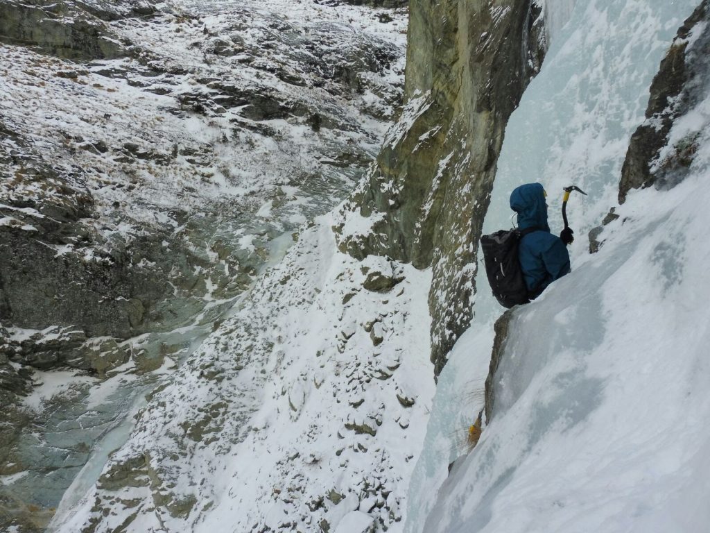 Cascata di ghiaccio di sinistra del Mont Morion. Guida alpina sale l'ultimo risalto