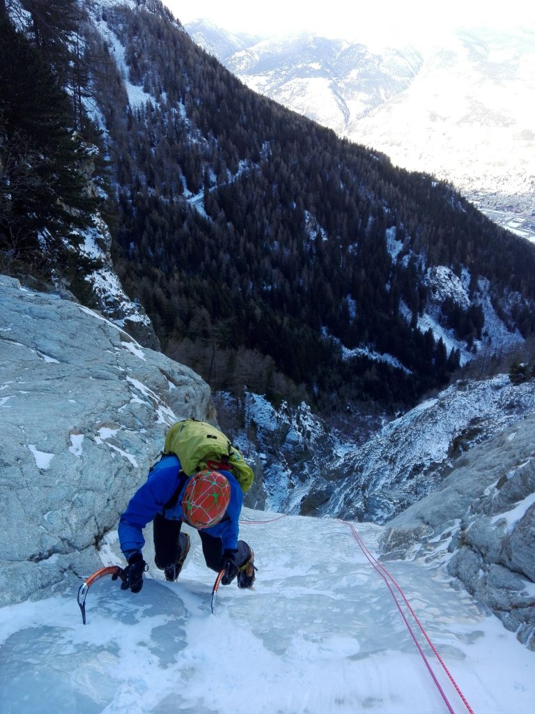 cascata di ghiaccio di sinistra del mont morio assieme a guida alpina