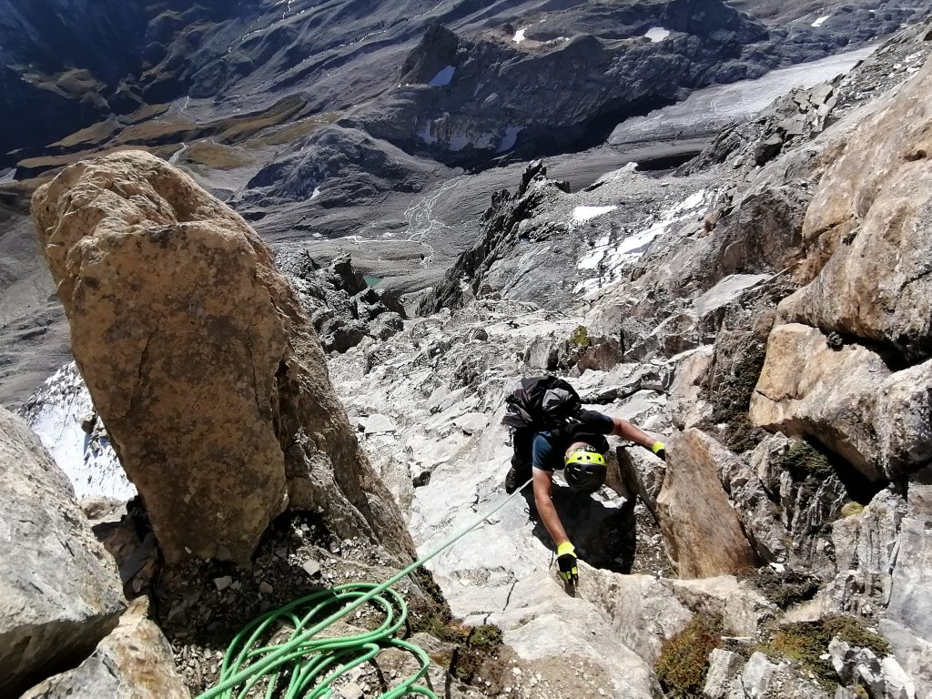 in arrampicata lungo la cresta est della granta parei con corda