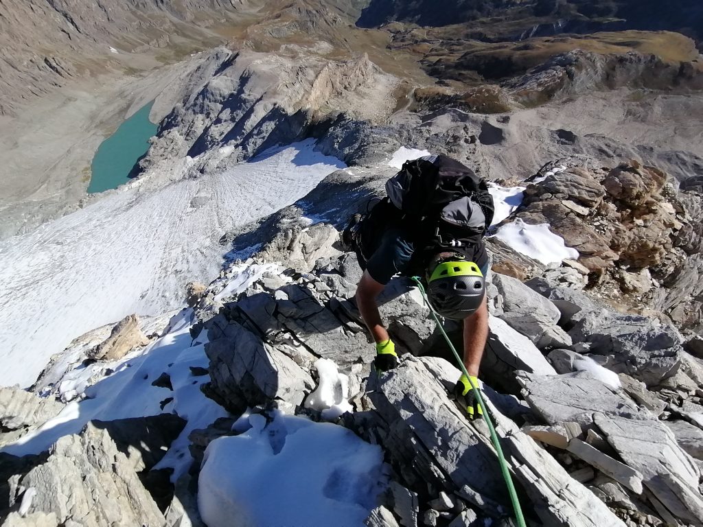 Arrampicata sulla cresta nord est della granta parei, sullo sfondo il lago di goletta