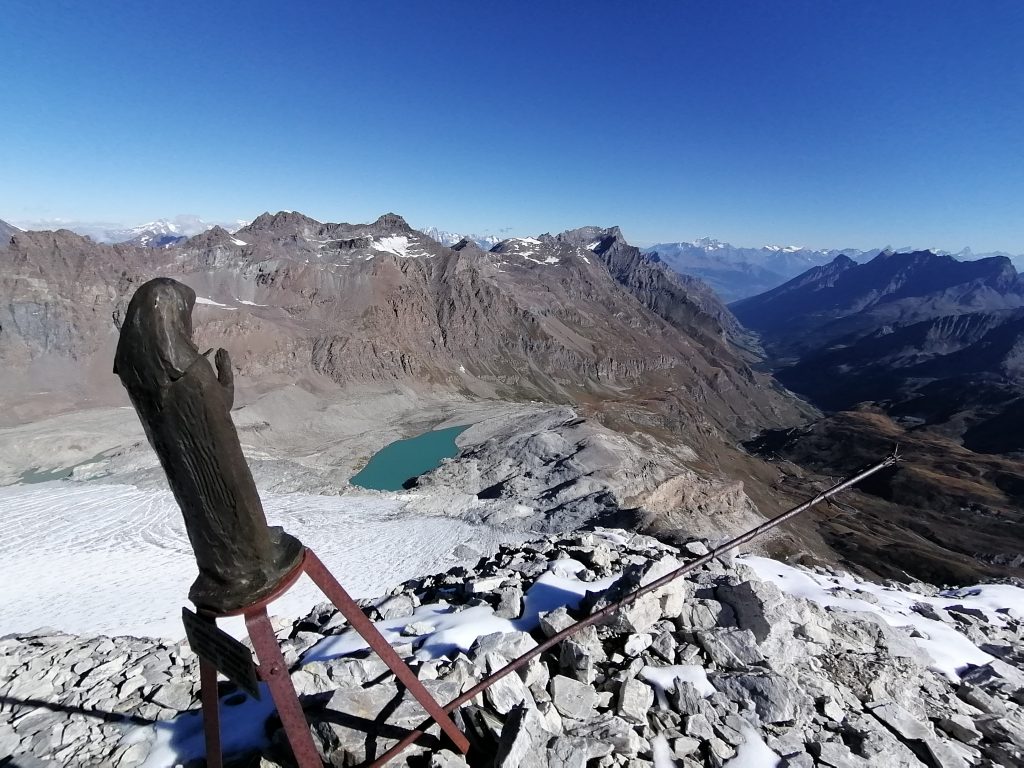 panorama dalla cima della granta parei, sullo sfondo il lago Goletta e il rifugio Benevolo