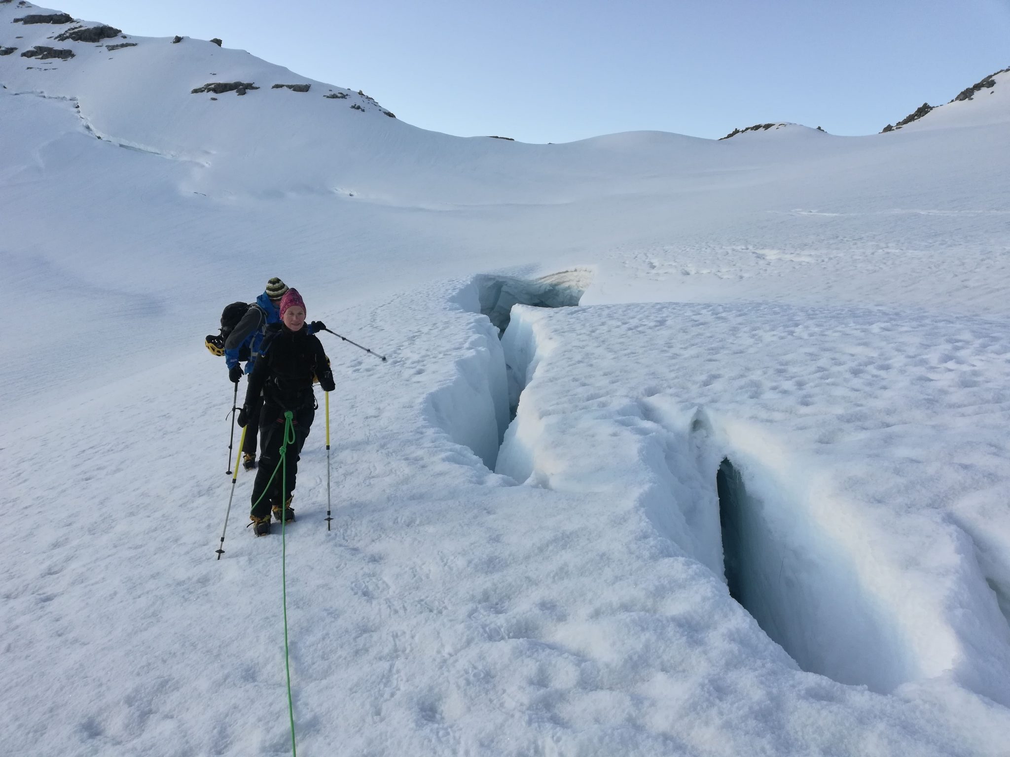 alpinisti legati in cordata si apprestano a superare un crepaccio