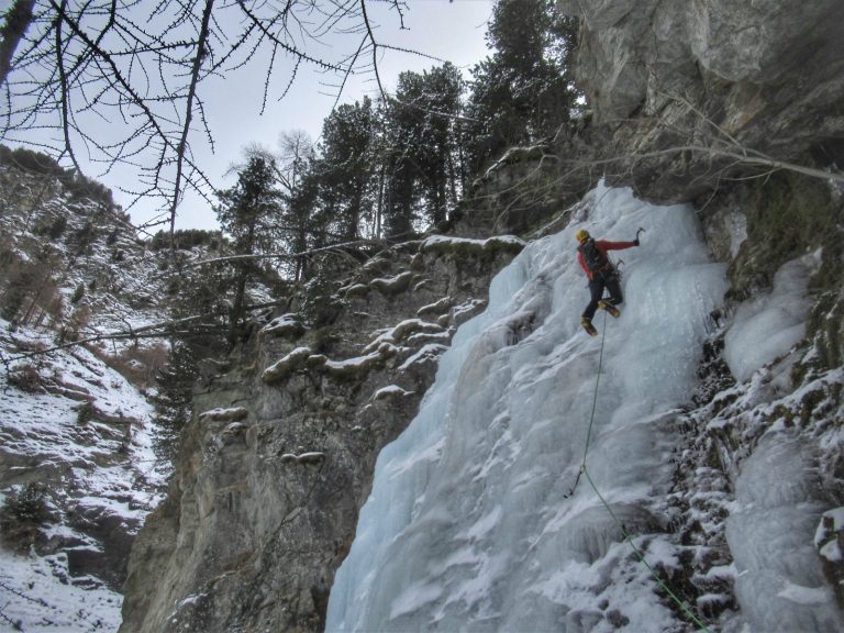 cascata-ghiaccio-guida-alpina