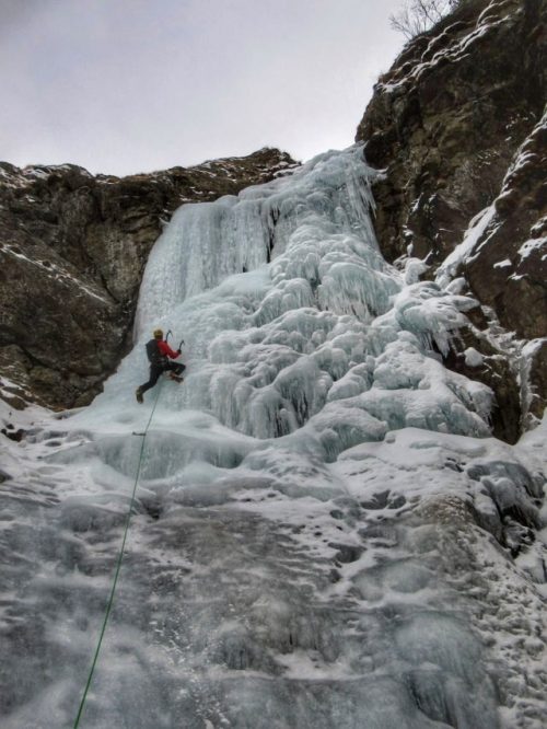 la guida alpina della Valle d'Aosta Alessandro Munier scala una cascata di ghiaccio