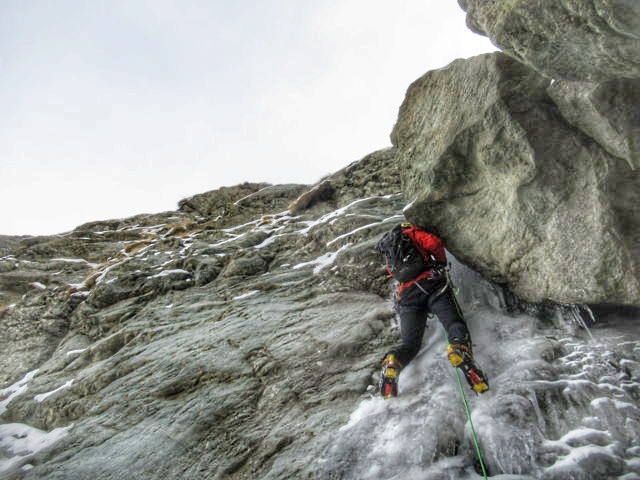 la Guida Alpina Alessandro Munier scala del ghiaccio fine e poco proteggibile durante una salita in montagna