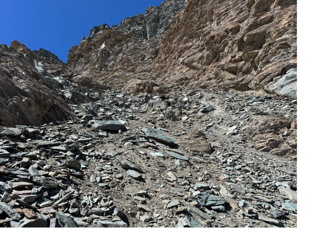 Colle della Nera, una vasta pietraia su cui sale una vaga traccia di sentiero
