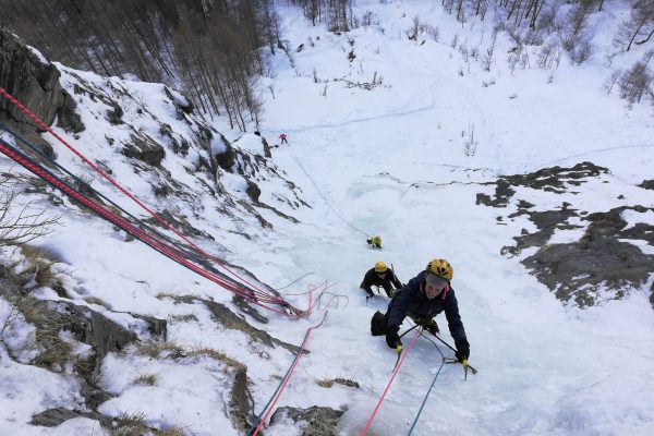 Arrampicata della cascata Gomorra a Ollomont con una guida alpina