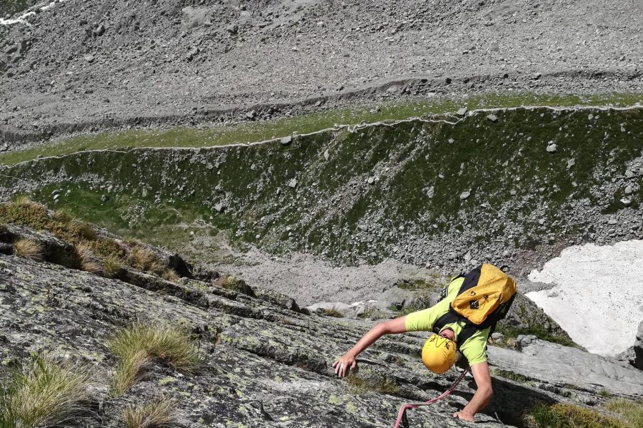 Arrampicata con guida alpina su via lunga in val ferret alla parete dei titali