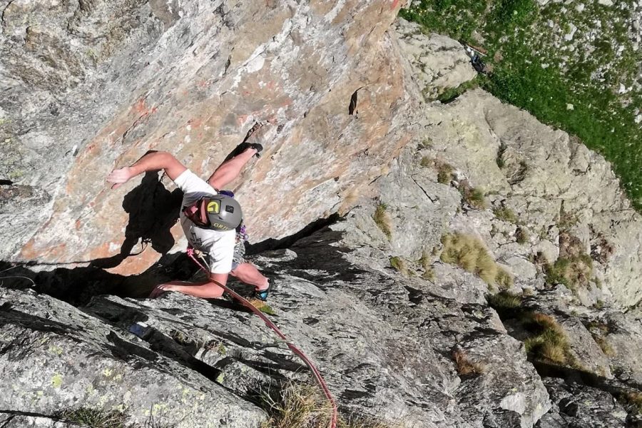 arrampicata su via lunga al rifugio crête seche in valpelline