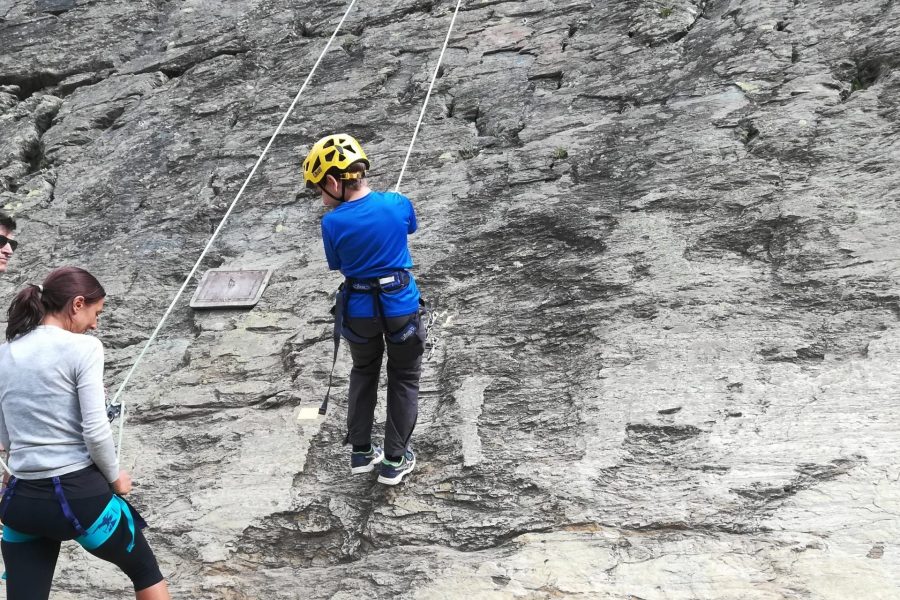 arrampicata con bambini alla falesia di Lillaz a Cogne