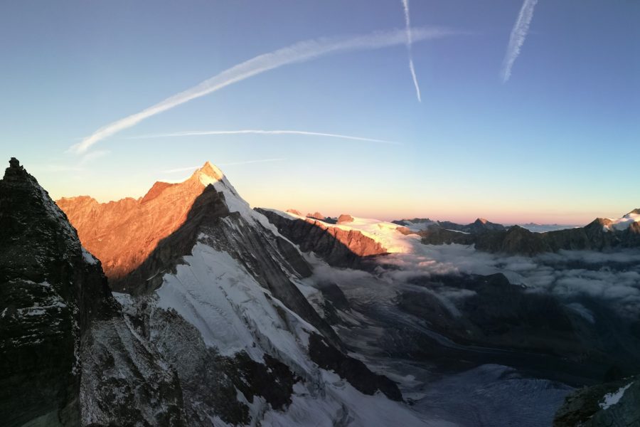 Prime luci lungo la salita alla Cresta del Leone sul Cervino