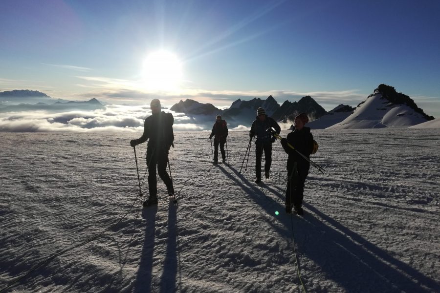 alba sul ghiacciaio della Tribolazione durante la salita al Gran Paradiso da Cogne