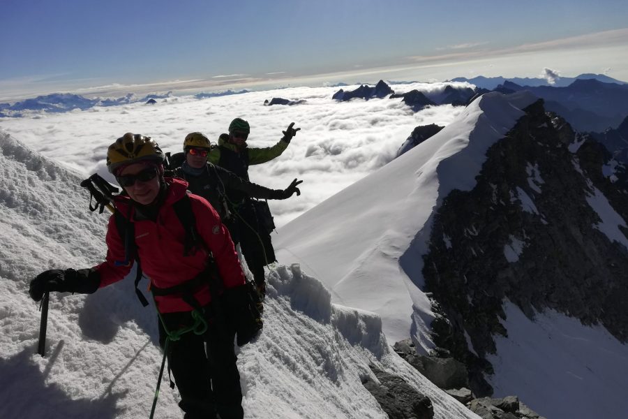 sulle cresta con la guida alpina lungo la salita al Gran Paradiso da Cogne