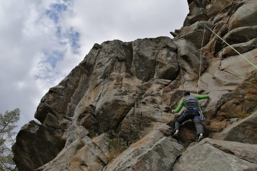 Arrampicata alla falesia di Cogne con guida alpina