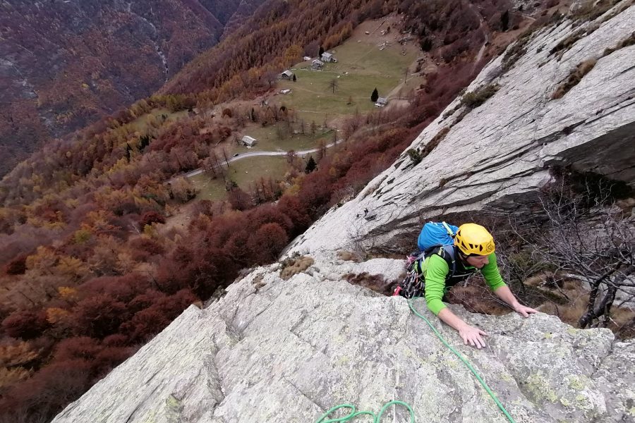 Arrampicata autunnale su spigolo Hindukush alle Placche di Oriana