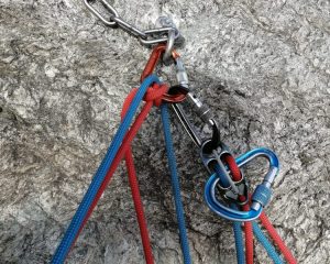 assicurazione arrampicata con moschettoni