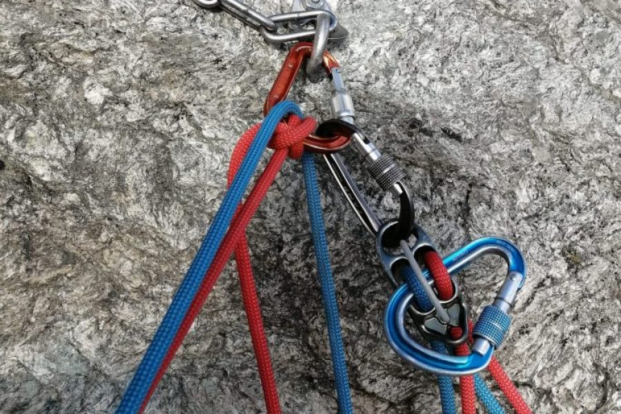 assicurazione arrampicata con moschettoni