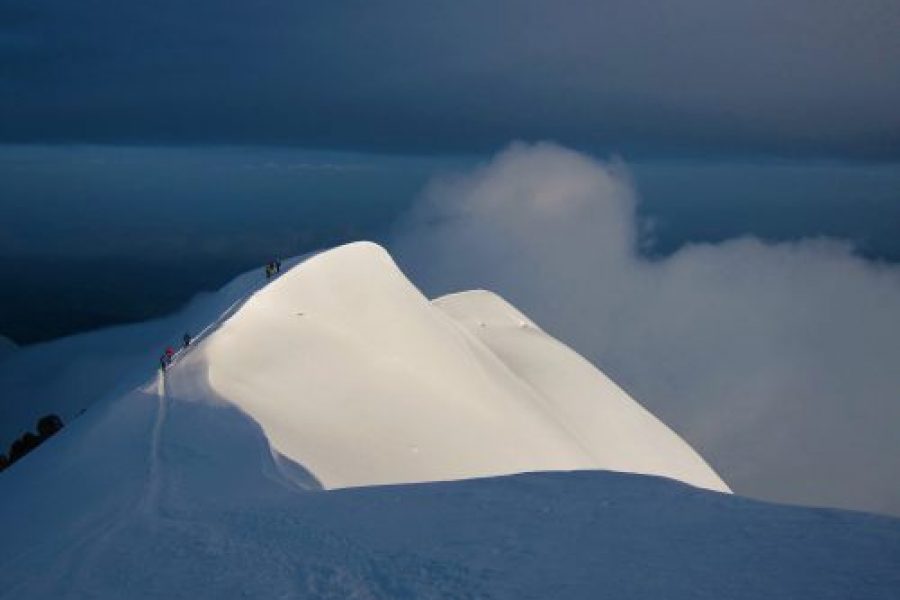 Lungo la via normale francese sulla cresta delle Bosses, quasi in cima al Monte Bianco a quota 4810 metri