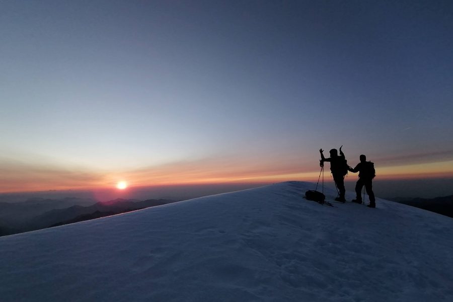 Il sole sorge sulla Piramide Vincent, nel massiccio del Monte Rosa