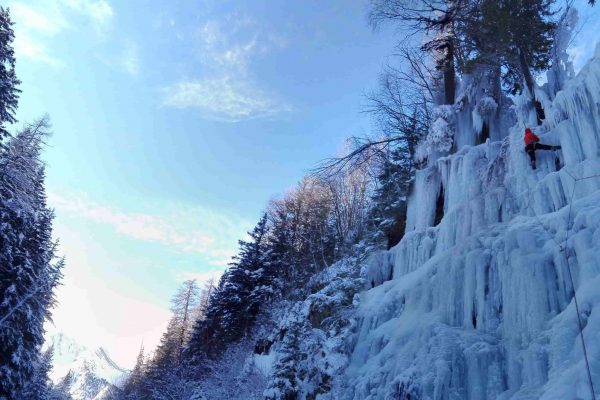 Scalare una cascata di ghiaccio con una guida alpina in un sito ideale per i principianti