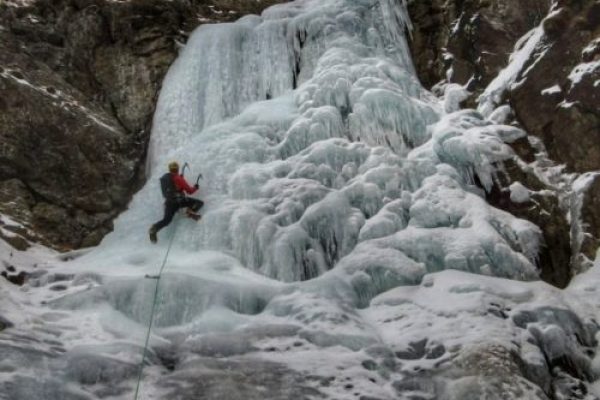 la guida alpina della Valle d'Aosta Alessandro Munier scala una cascata di ghiaccio