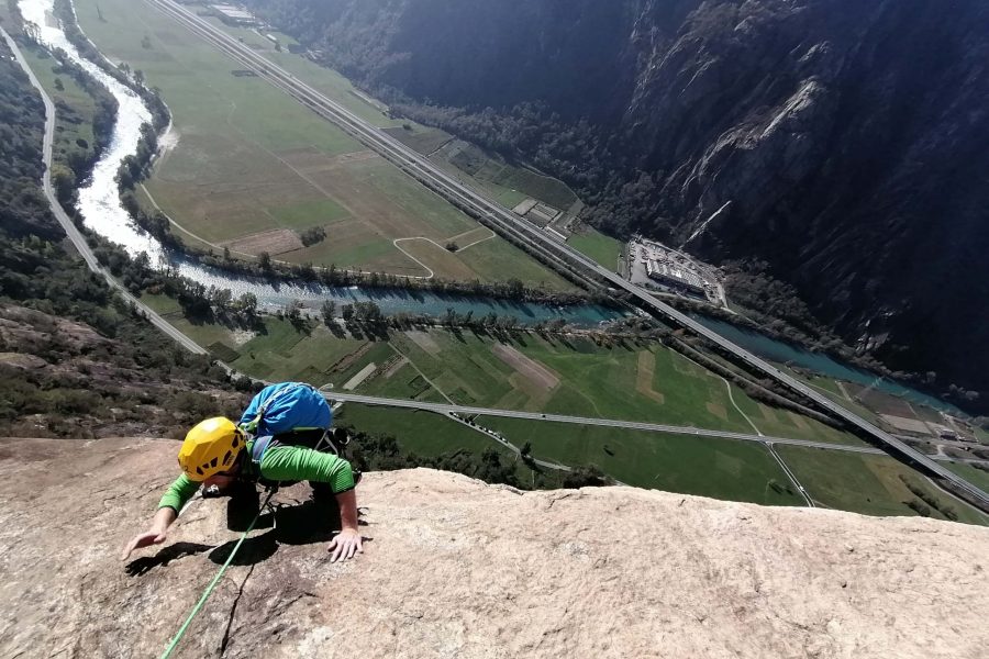 La Diretta al Banano, una via di arrampicata classica sul paretone di Arnad