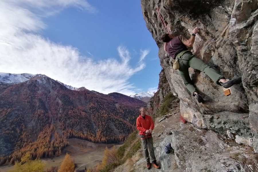 Arrampicata in una delle tante falesie della Valle di Cogne