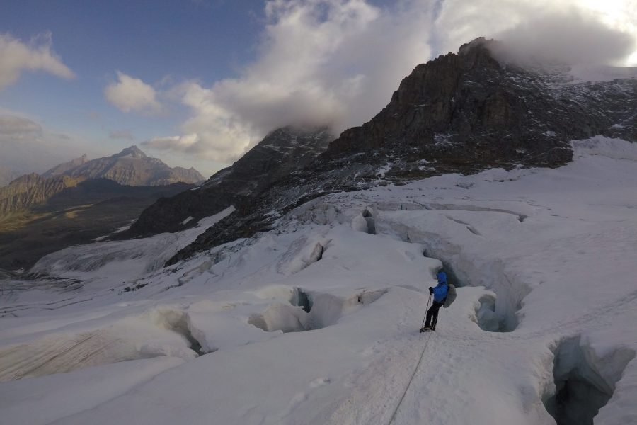 il tormentato ghiacciaio di Laveciau, lungo la salita al Gran Paradiso dal Rifugio Chanbod