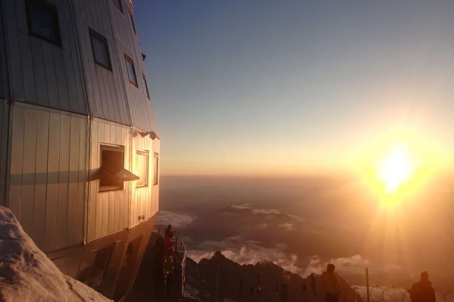 Magico tramonto al rifugio Gouter lungo la via normale francese al Monte Bianco